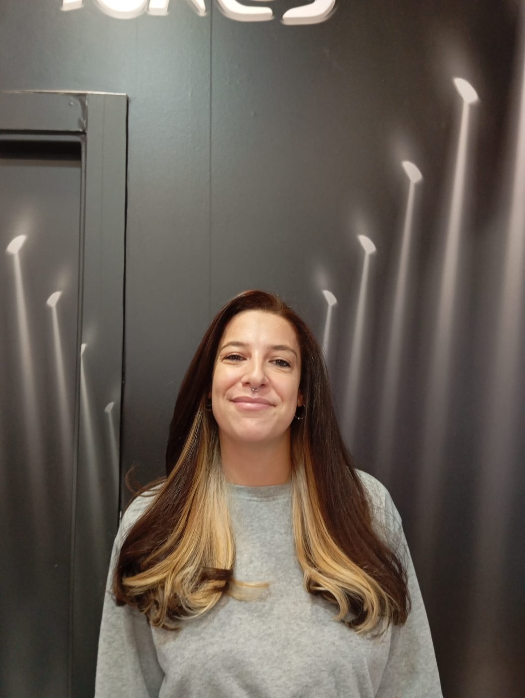 Balayage de castaño a rubio en melena larga, vista frontal