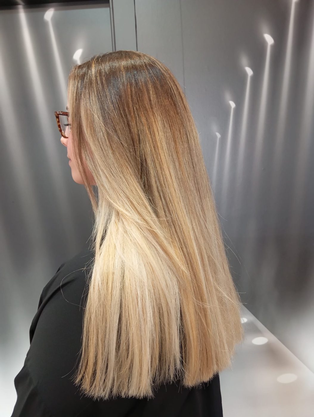 Balayage rubio con degradado hacia las puntas, vista trasera