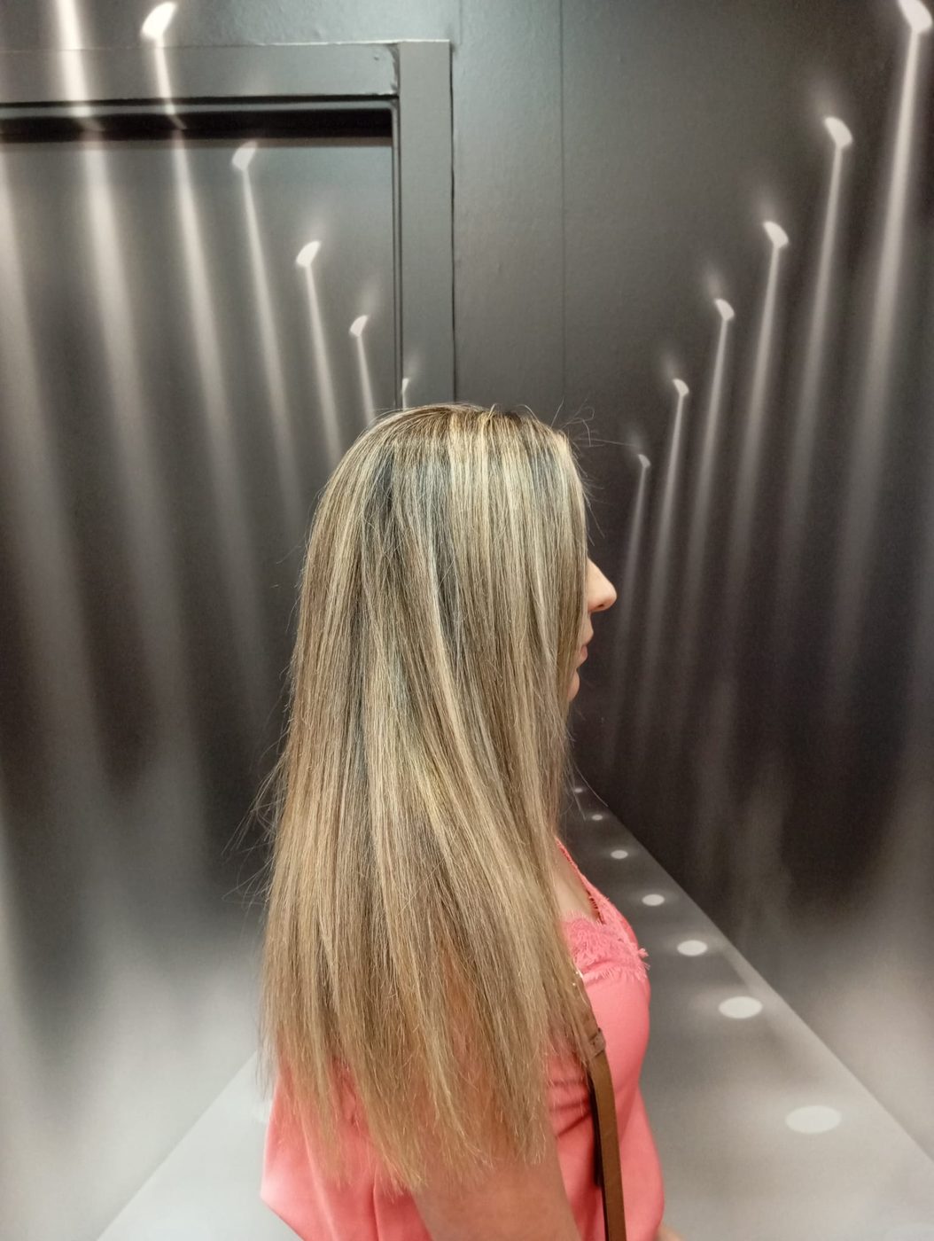 Mechas rubias en melena larga y lisa, vista de perfil