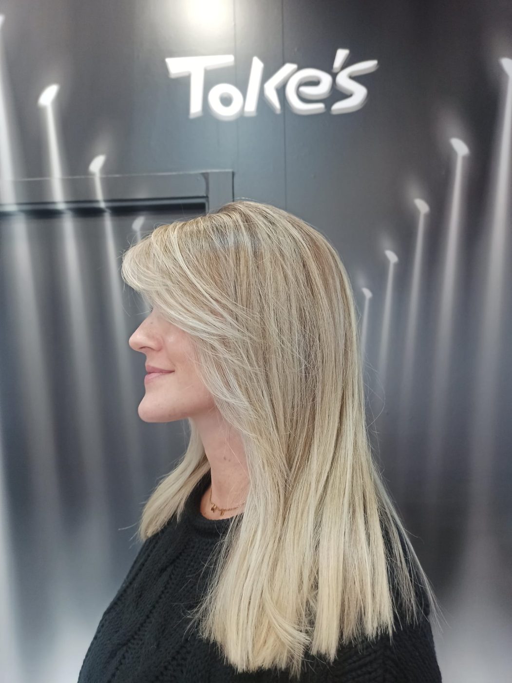 Media melena rubia platino lisa con raya al lado