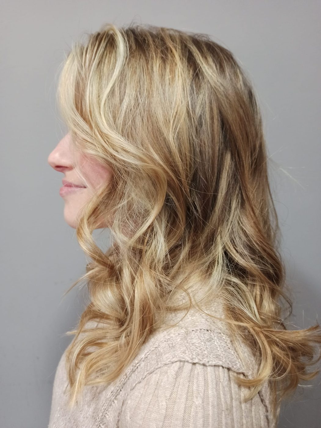 Melena rubia a capas con ondas suaves, vista de perfil
