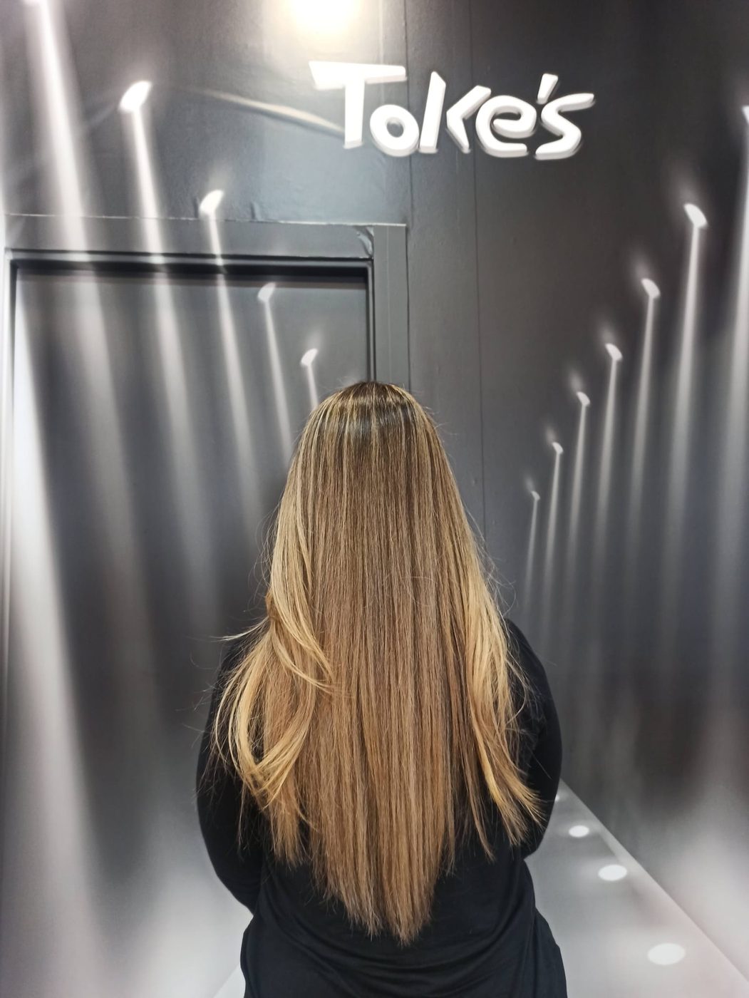 Melena rubia larga y lisa con mechas, vista trasera