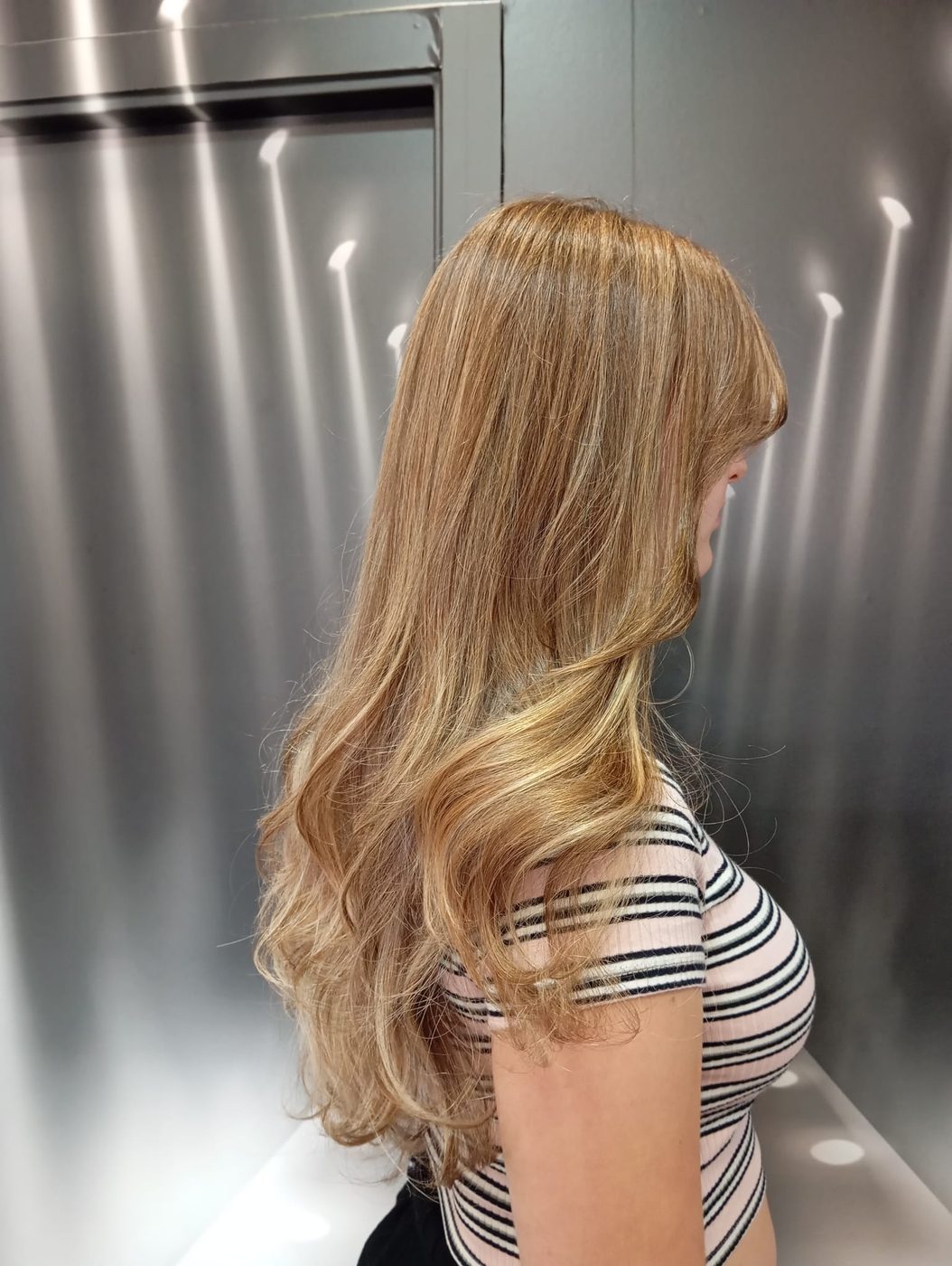 Melena rubia miel con ondas y flequillo largo