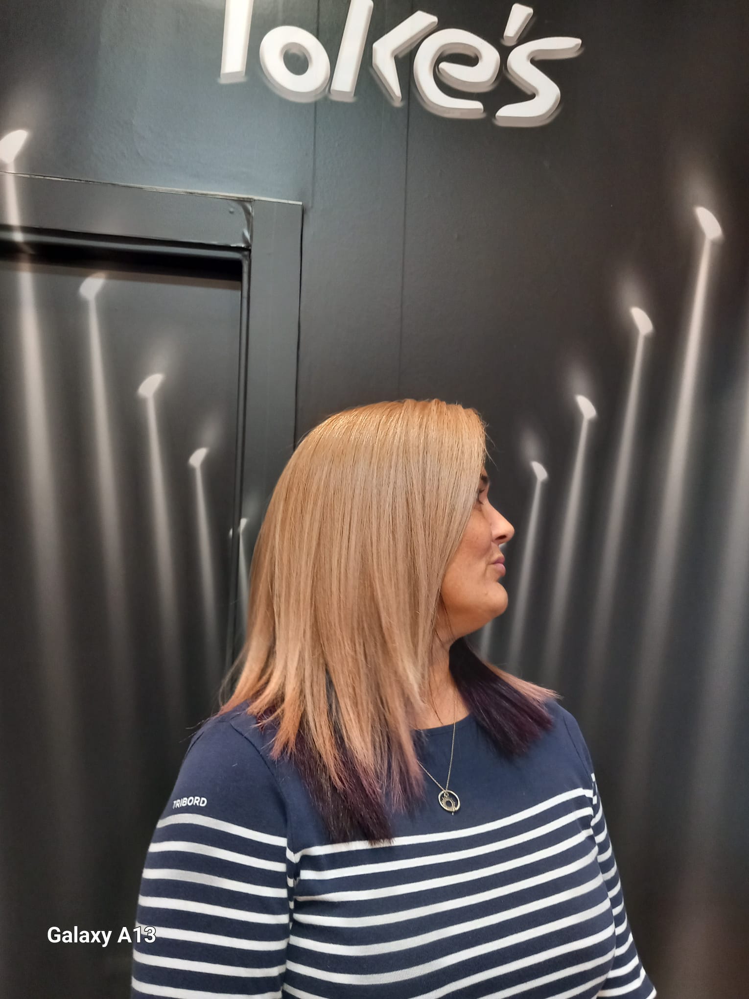 Melena rubia con puntas moradas, perfil