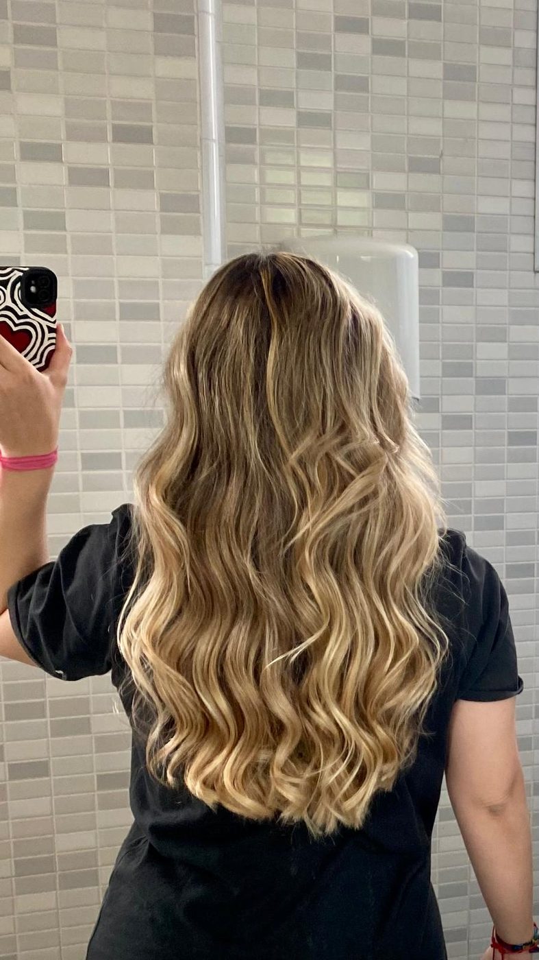 Ondas playeras sobre balayage rubio en melena larga