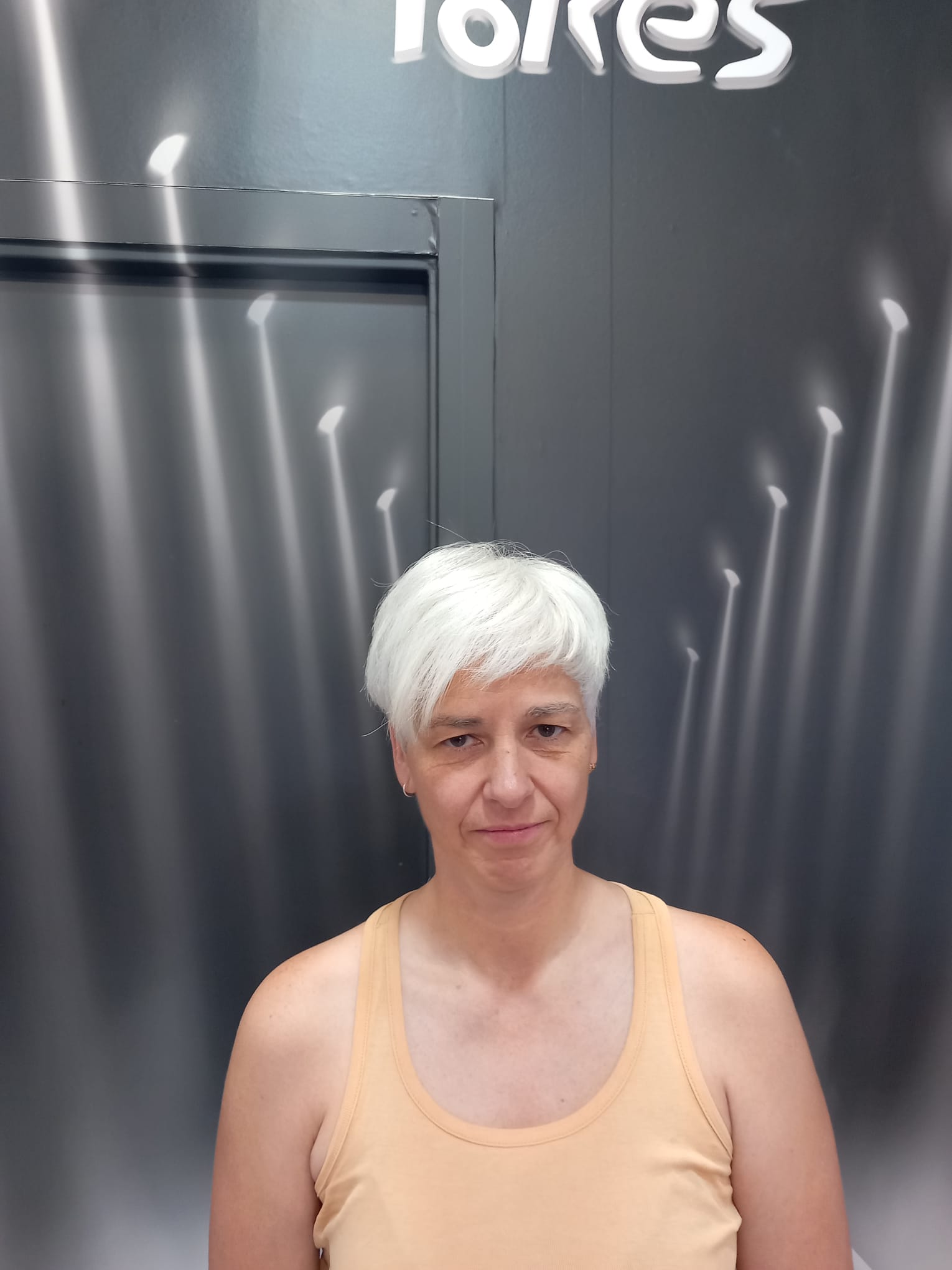 Corte pixie plata, frontal