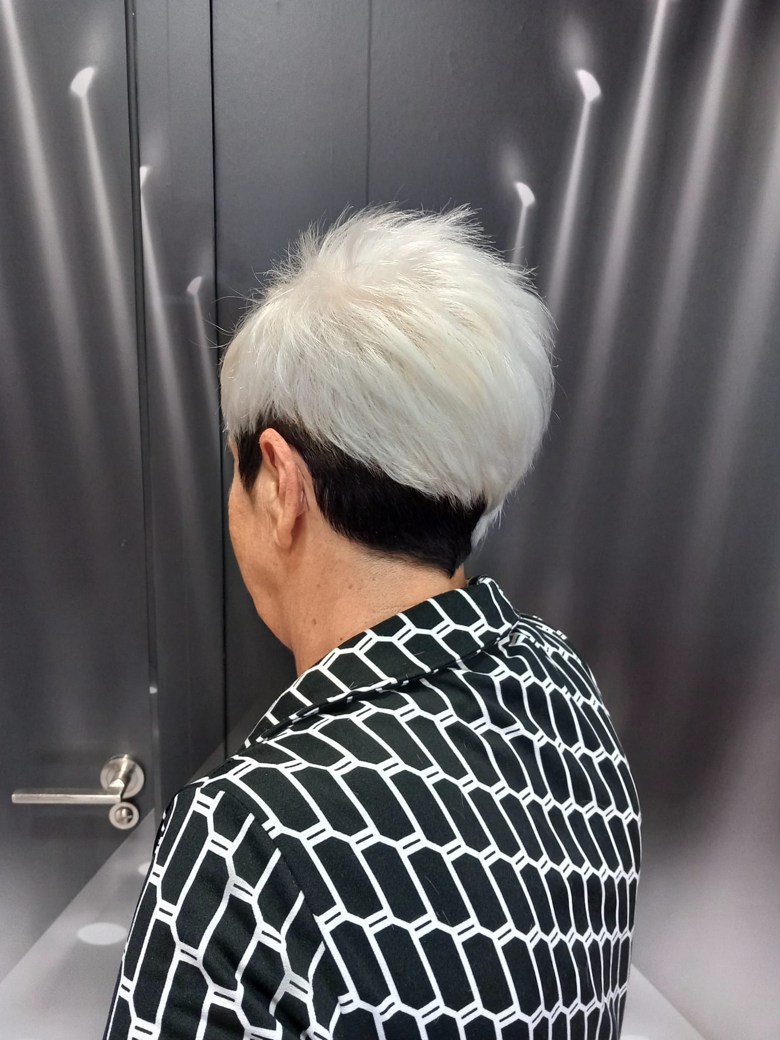 Corte pixie plata con undercut