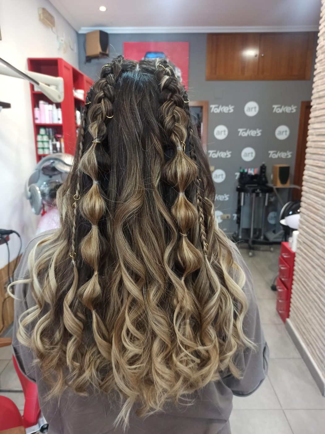 Peinado de trenzas de burbuja con aros dorados y ondas